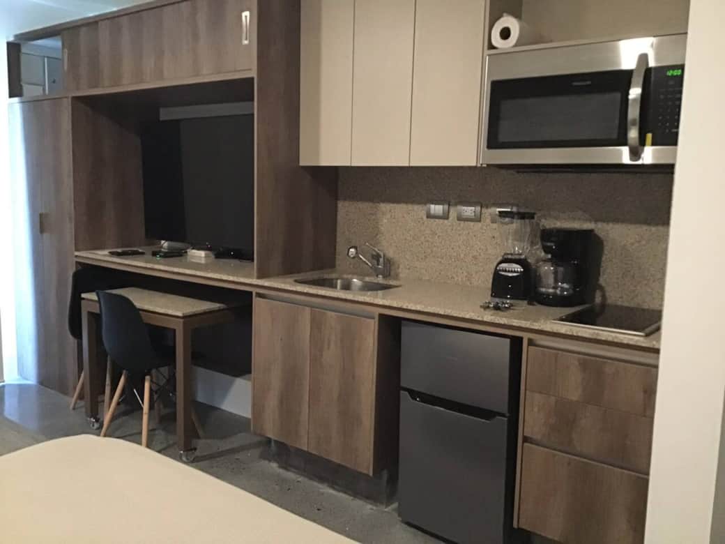 Cocineta Equipada, Frigobar y Microondas con utensilios básicos