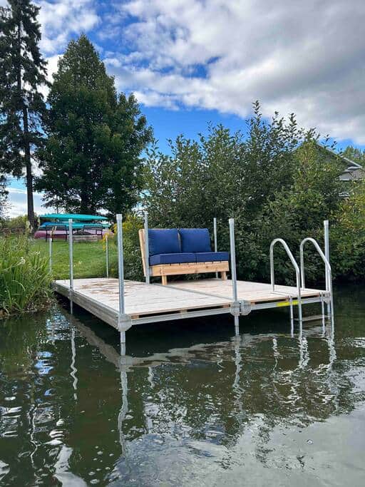 Vue du quai avec sa causeuse intégrée