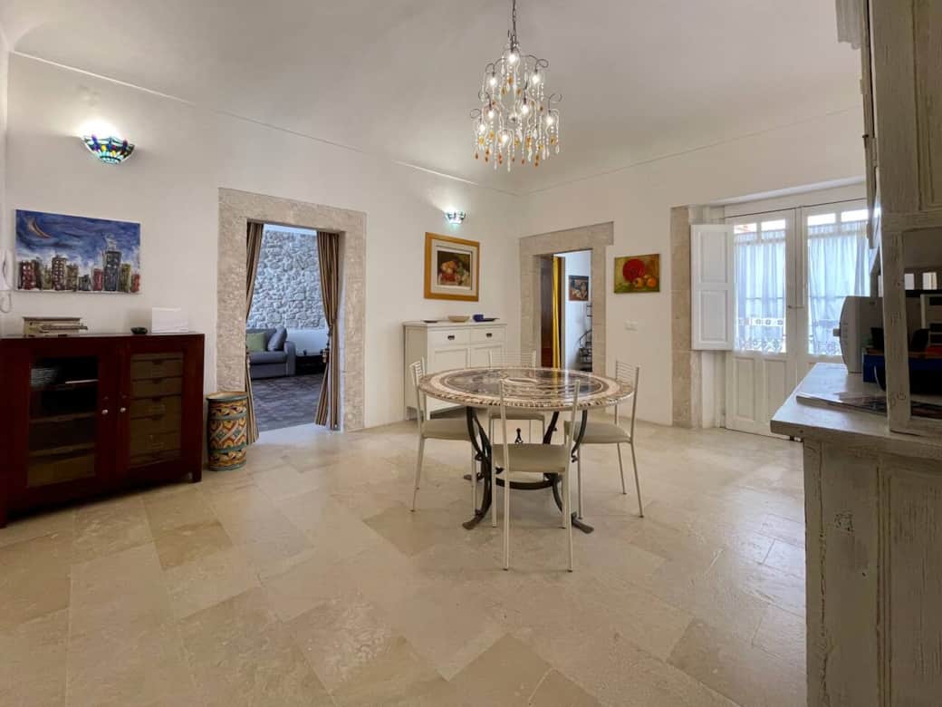 Tinello con balcone e angolo cottura. Il centro della casa dove si affacciano gli altri ambienti.