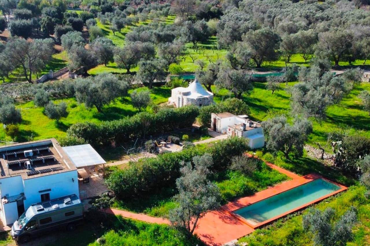 casa trullo e piscina