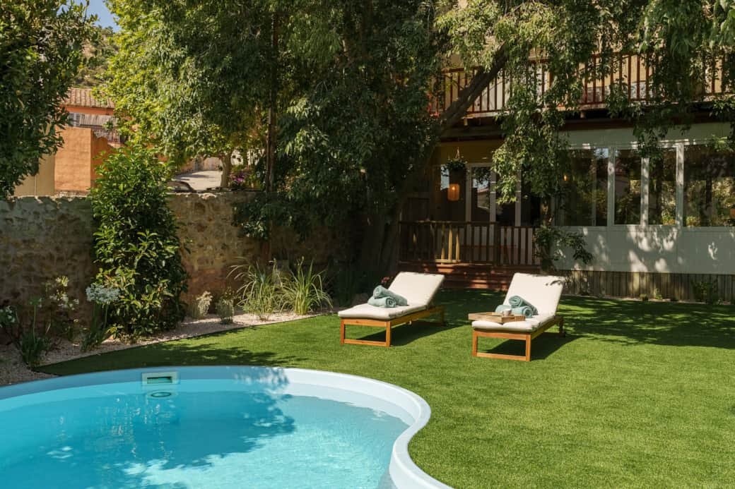 Jardín y piscina