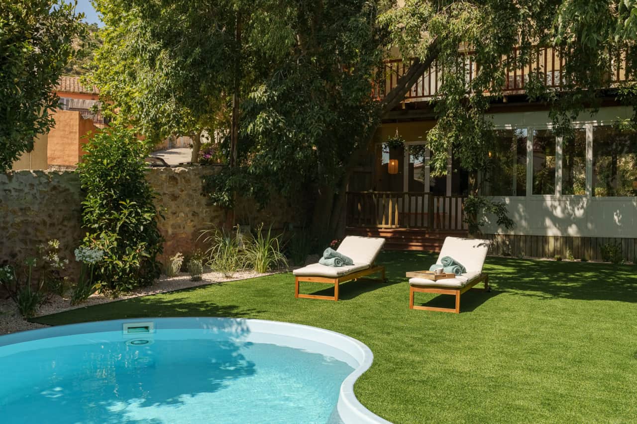 Jardín y piscina