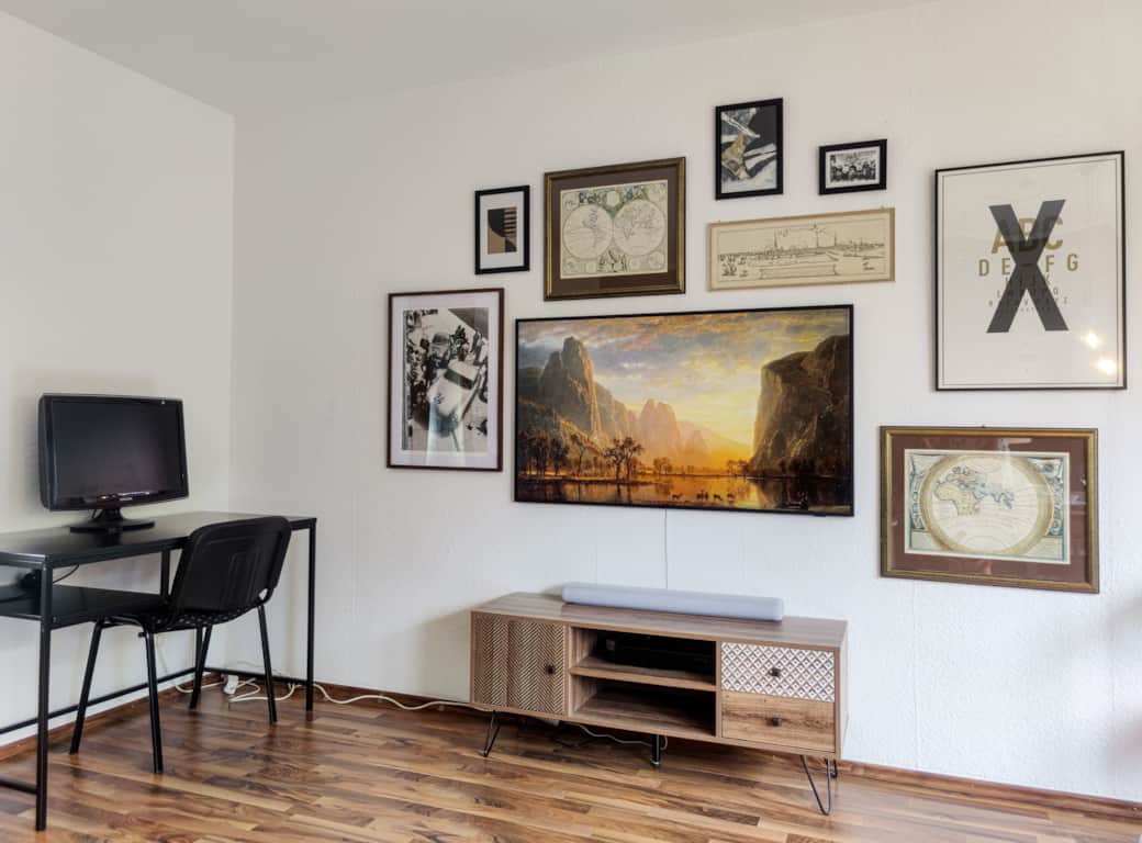 Der 55"-Smart TV verfügt über Netflix, Disney+ und Waipu TV. Außerdem haben wir eine Soundbar.