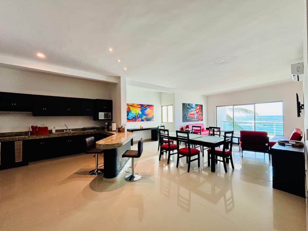 Espace de vie ouvert, salon, cuisine, salle à manger, vue mer et balcon Espace de vie ouvert, salon, cuisine, salle à manger, vue mer et balcon