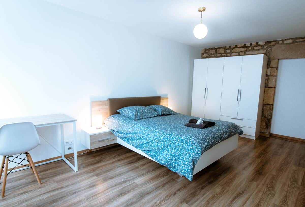 Chambre avec un lit 140*190.