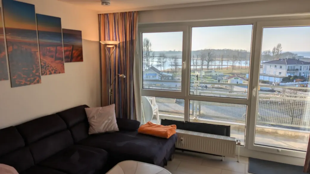 Ostseepanorama - Wohnzimmer und TV-Bereich mit Meerblick