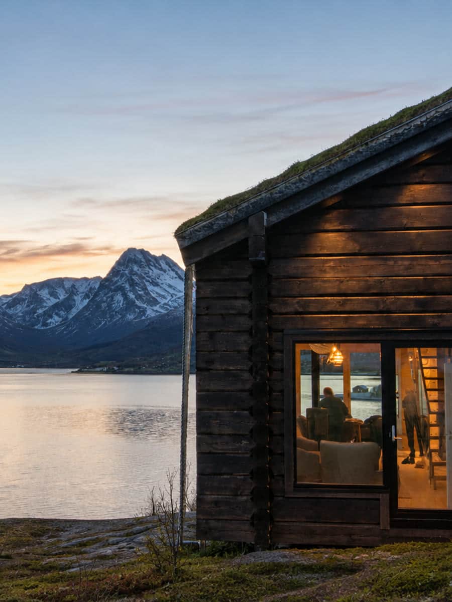 Blockhaus in der Abenddämmerung, Licht im Wohnraum