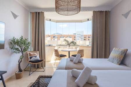Chic Open-Plan Studio with Balcony Views Chic Open-Plan Studio with Balcony Views