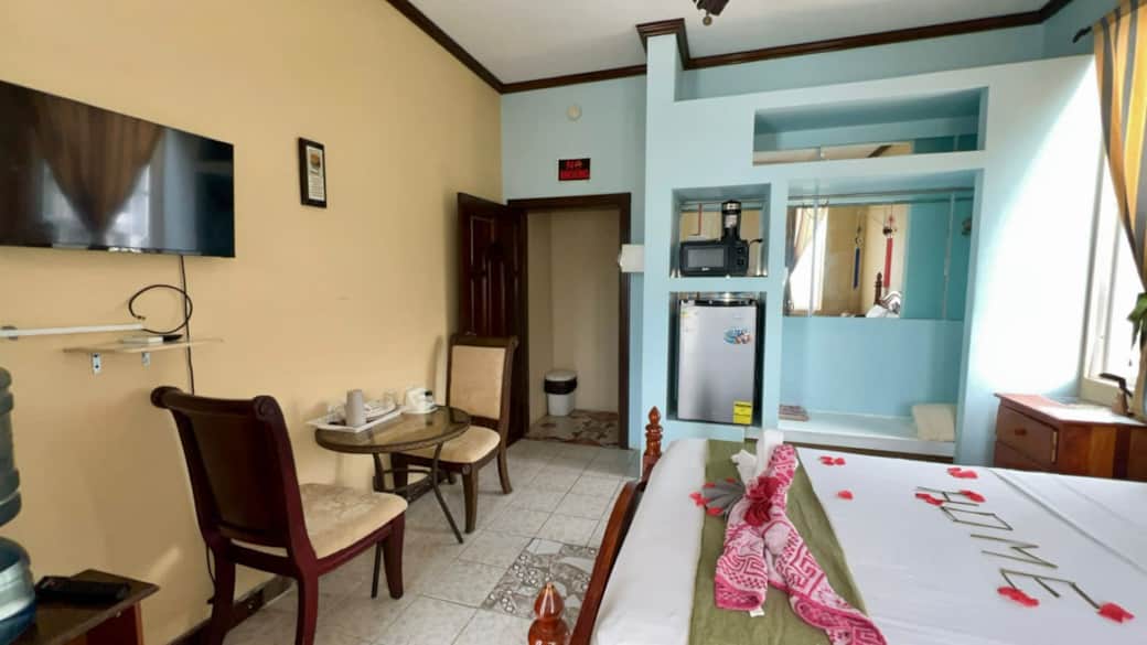Kitchenette and Dining area
