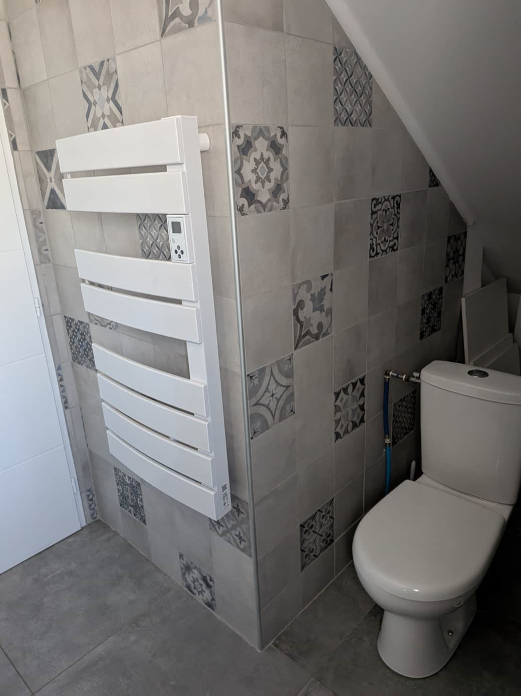 Salle de bain avec sèche serviette