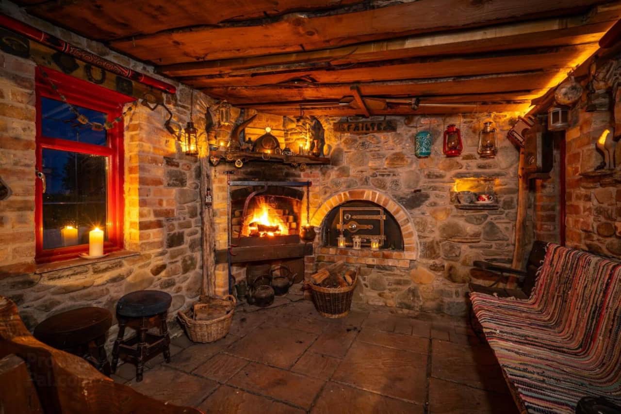 Wee Ceili House with open fire and pizza oven for evenings with friends at The Hideaway