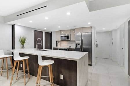 Seating at kitchen counter, fully equipped kitchen with washer/dryer
