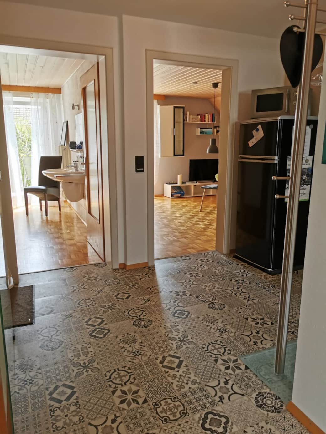 Flur mit großem Kühlschrank/Gefrierfach Flur mit großem Kühlschrank/Gefrierfach