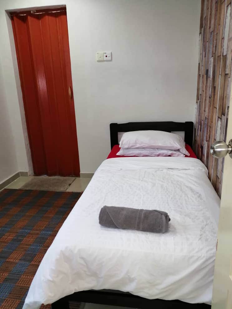 1x single bed with private bathroom - SLEEPS 1 1x single bed with private bathroom - SLEEPS 1