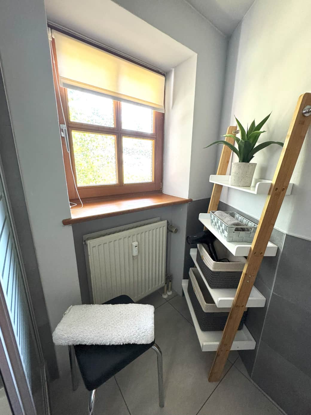 Badezimmer, Fön, Handtücher, Hocker, Fenster mit Sichtschutz, Heizung, Verbandskasten