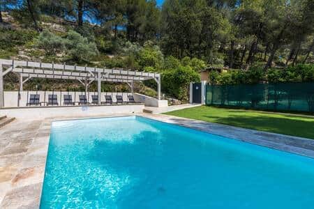 Piscine et transats