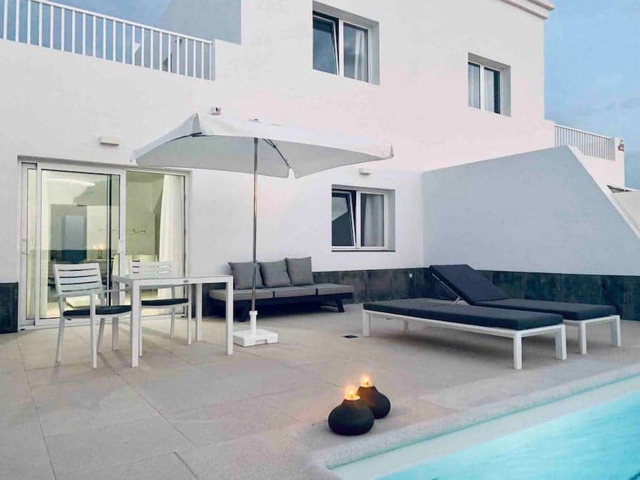 piscine et lits de soleil