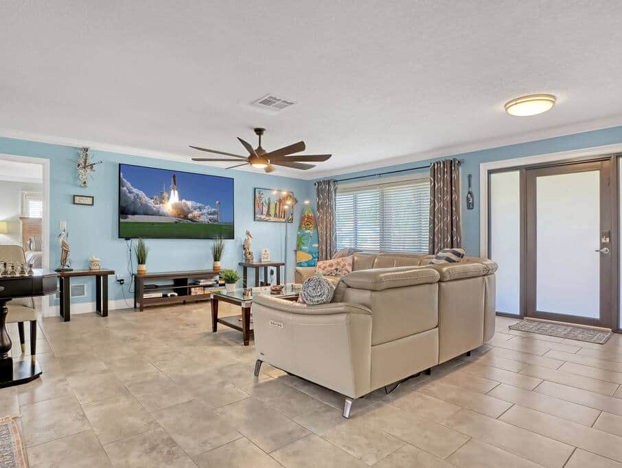 Family Room , open to kitchen and dining areas Family Room , open to kitchen and dining areas
