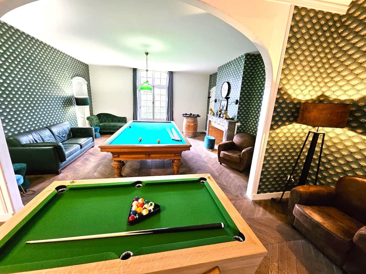 Club de billard pour tournois
-un billard français qui a plus de 100ans.
-billard US
-billard golf
-billard saint Nicolas.
Ils peuvent se transformer également en tables de ping pong.
Cela s ajoute aux tournois de babyfoot, de flippers et rétrogaming