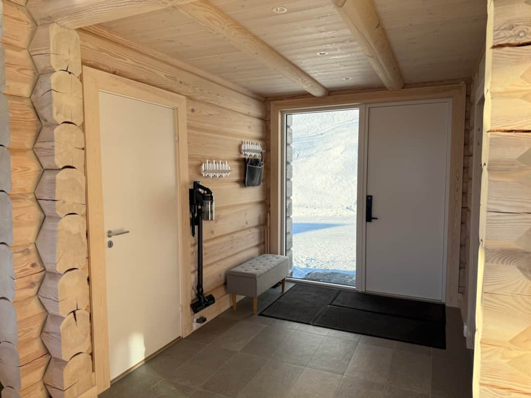 Eingangsbereich mit Holzinterieur im Ferienhaus Nordlys Eingangsbereich mit Holzinterieur im Ferienhaus Nordlys