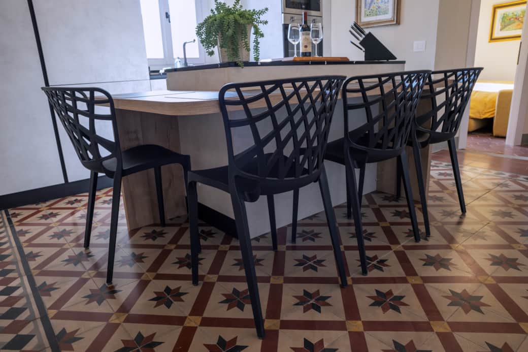Kitchen seating for upto 4 people 