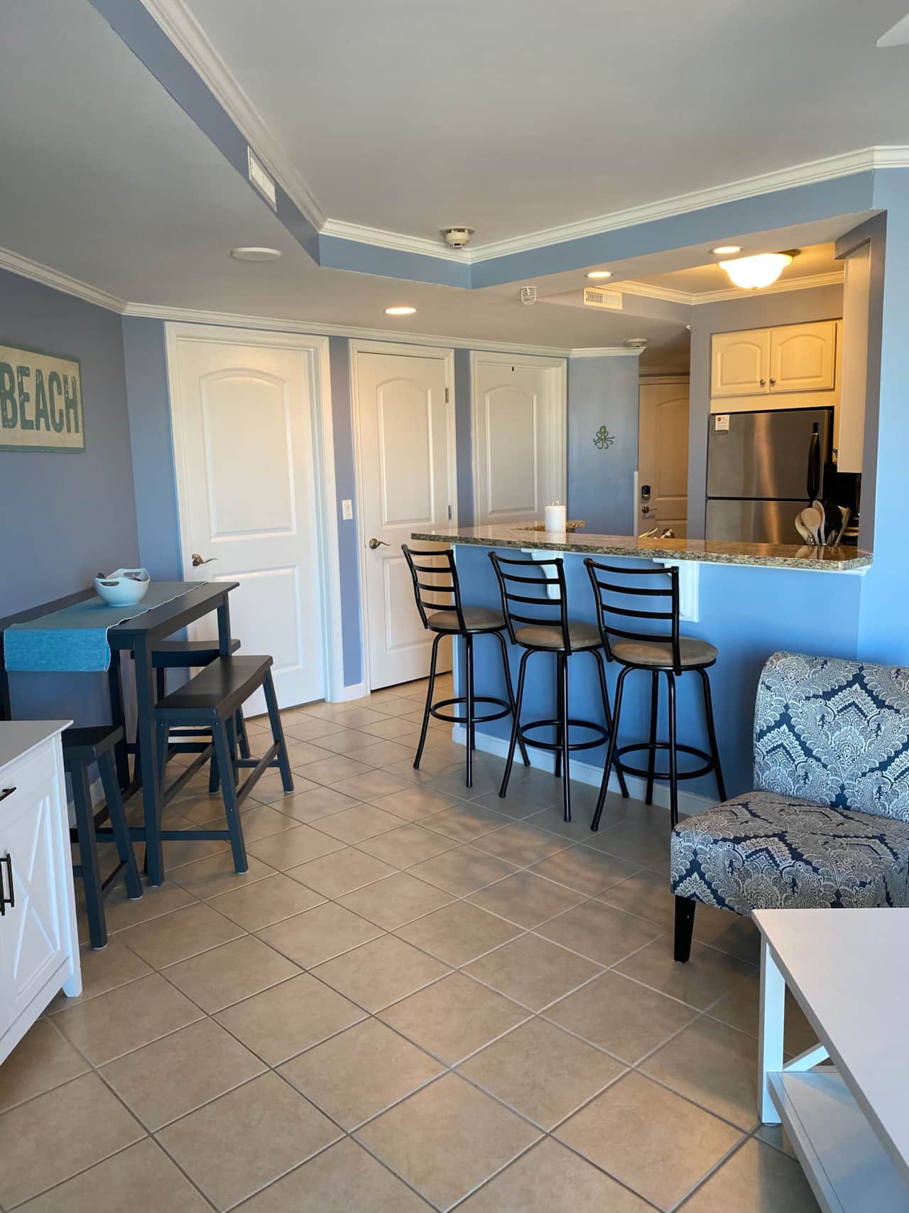 Dining area/bar.