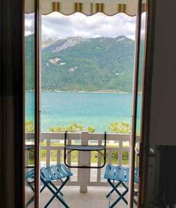 Vue du salon vers le balcon