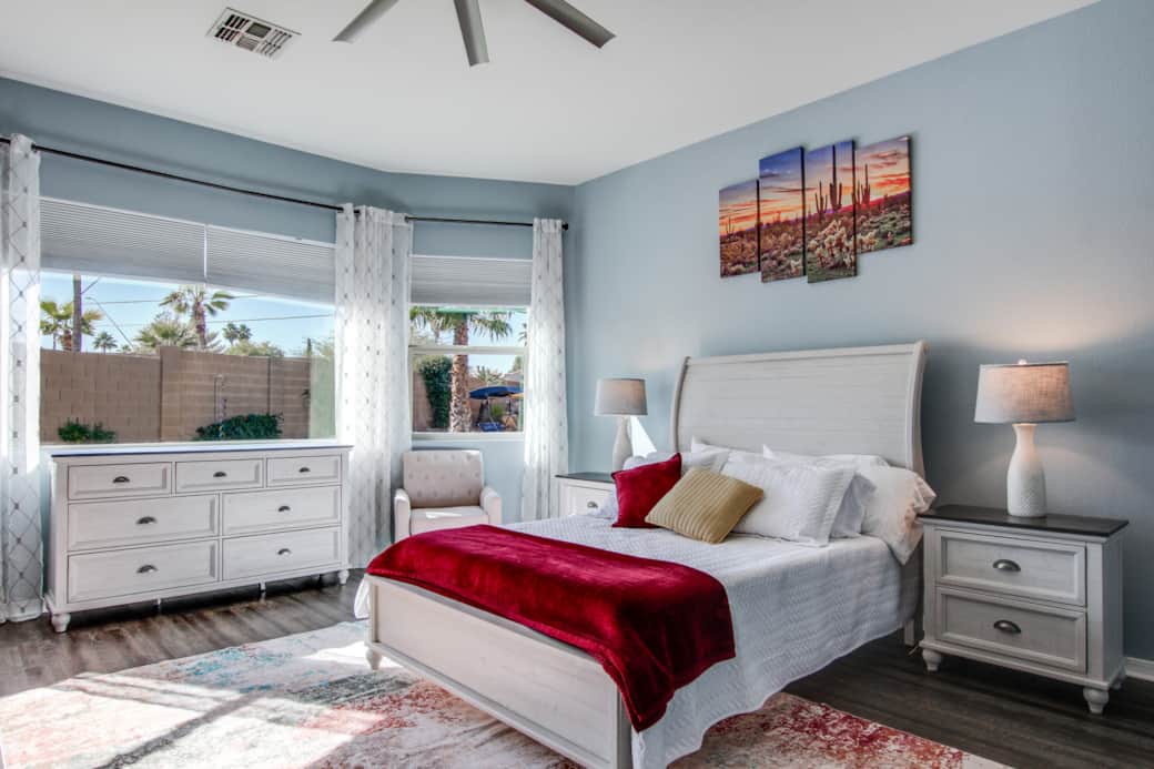 Master bedroom, queen bed