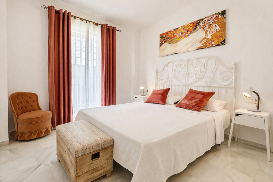 Camera moderna e luminosa con tocchi caldi. Camera moderna e luminosa con tocchi caldi.