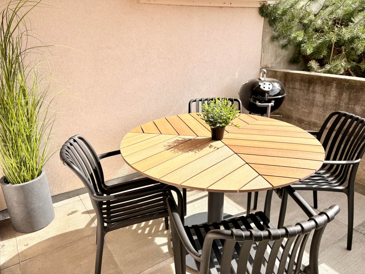 Windgeschützte Terrasse mit Grill.