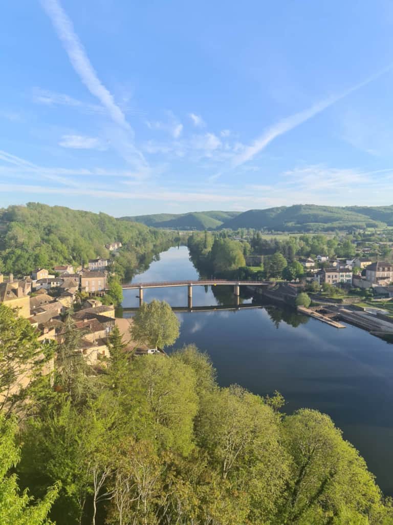 Le Lot serpentant à travers la campagne du Sud-Ouest de la France