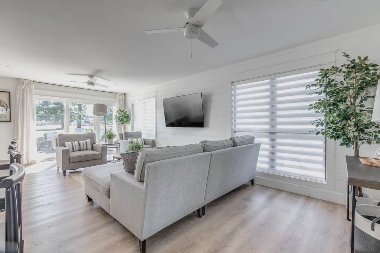 Living space overlooking the back patio and golf course views. 