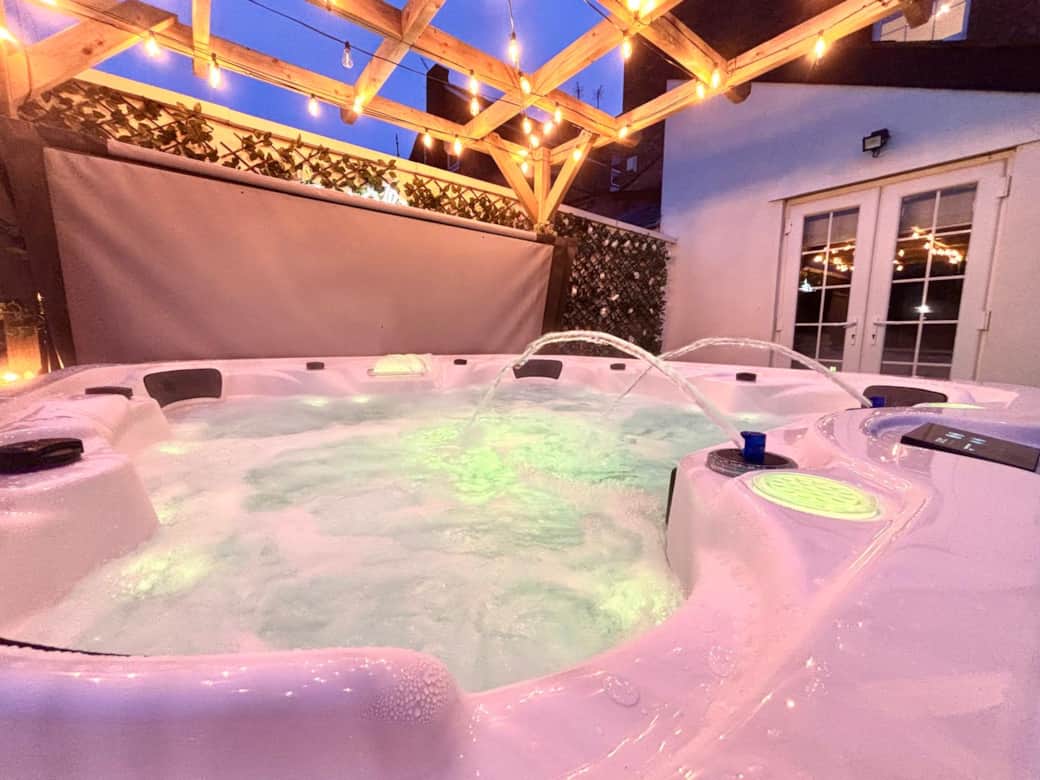 PRIVATE HOT TUB
