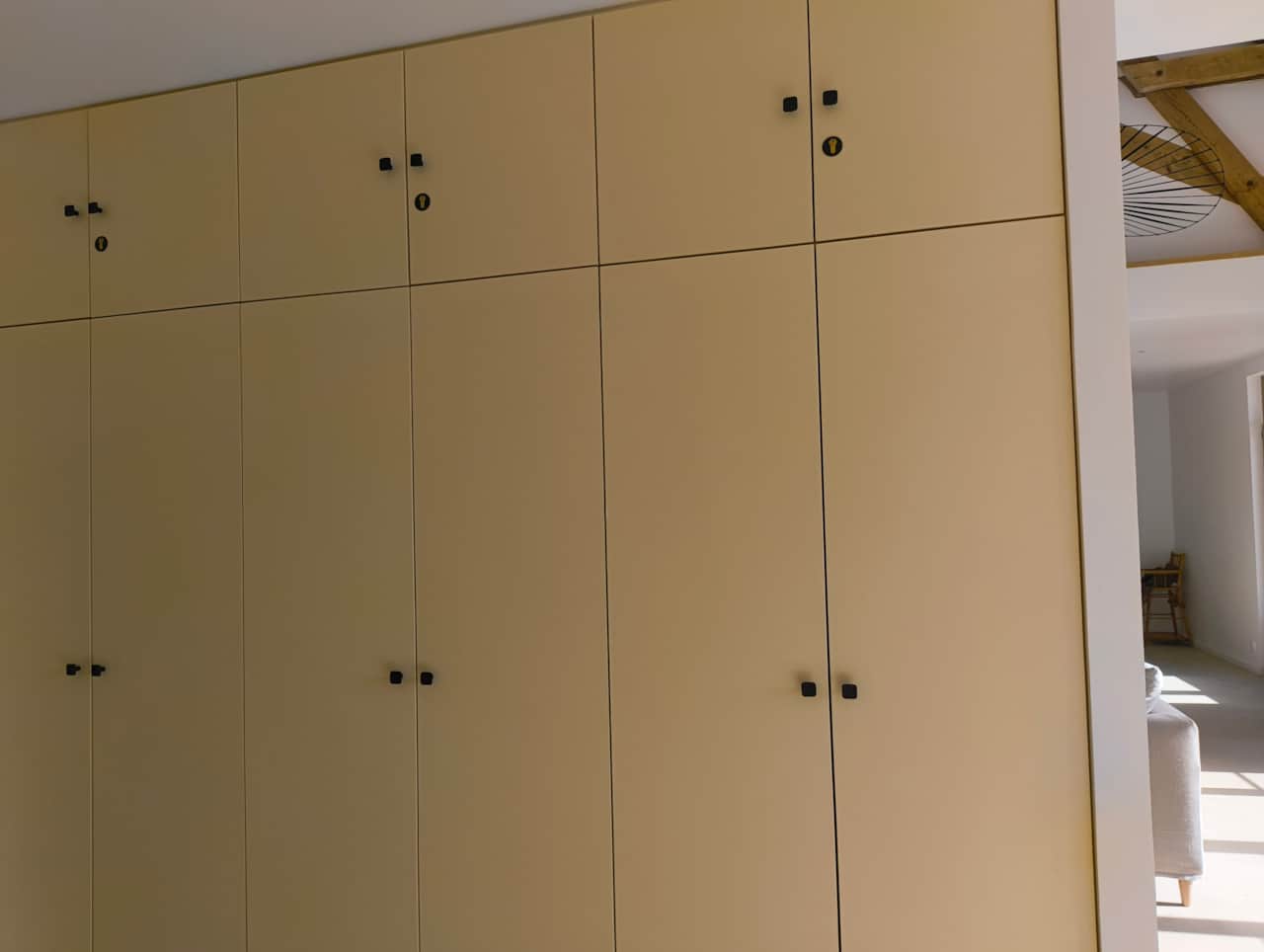 Trois grands placards de rangement avec penderie 