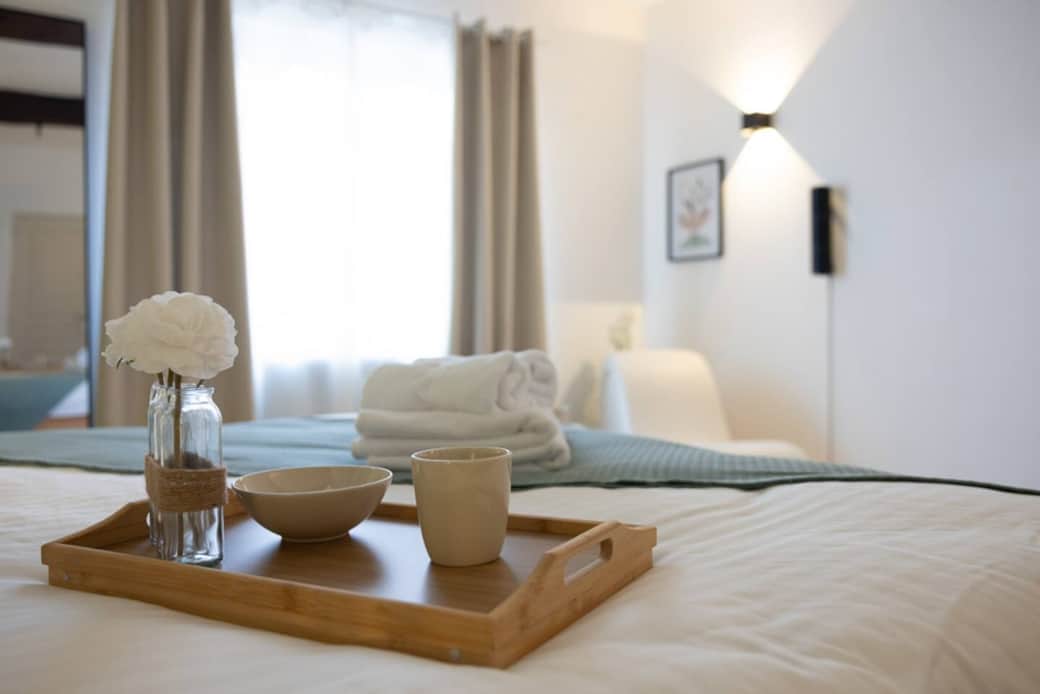 Moment détente dans la chambre de 25 m² de votre suite-appartement.