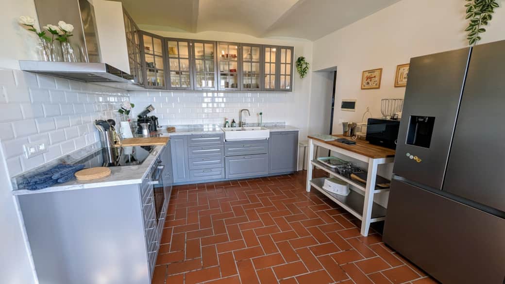 Fully equipped kitchen with oven, induction hob, dishwasher, fridge, ...