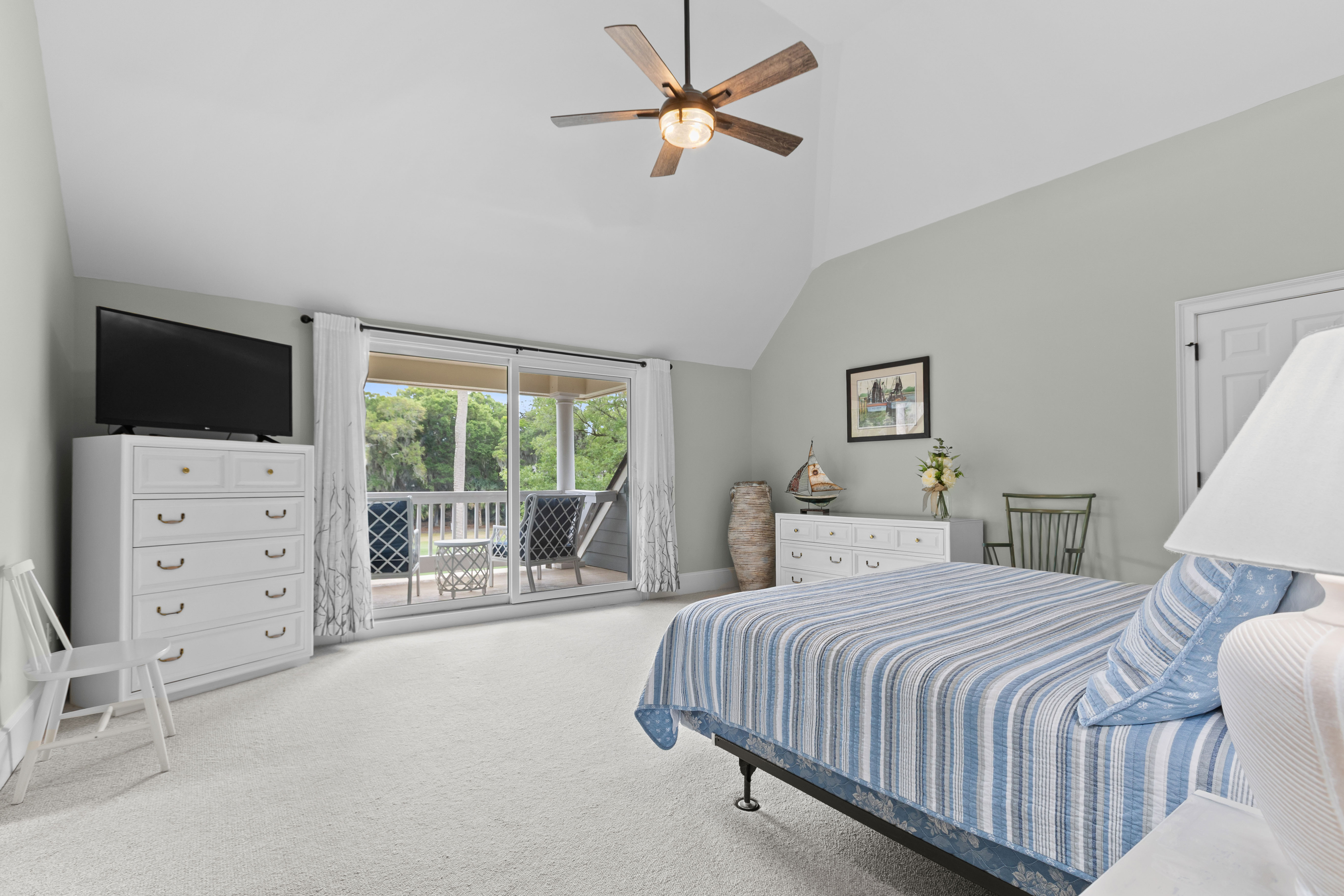 King Bedroom (second floor)
