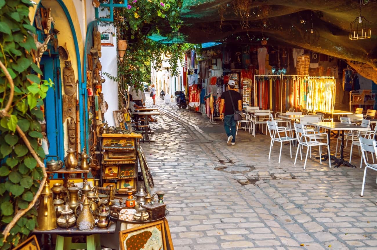 Rue commerçante, vieille ville de Mahdia, Tunisie