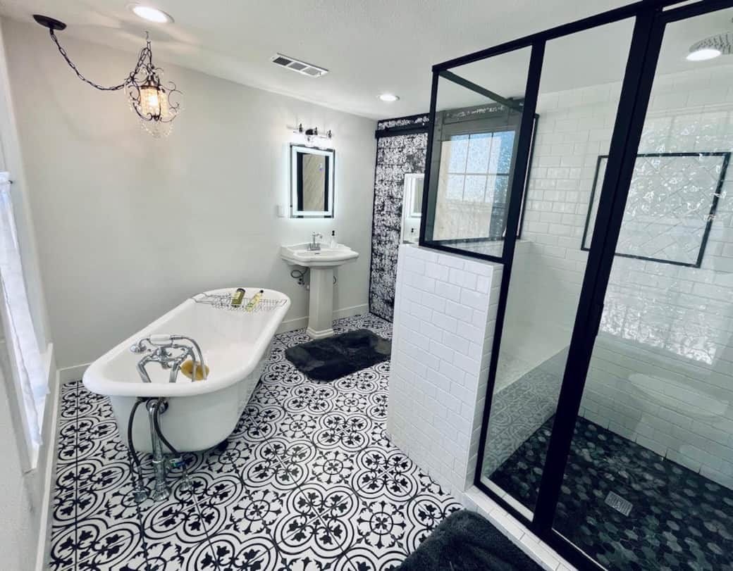 3rd Floor Bathroom w Tub