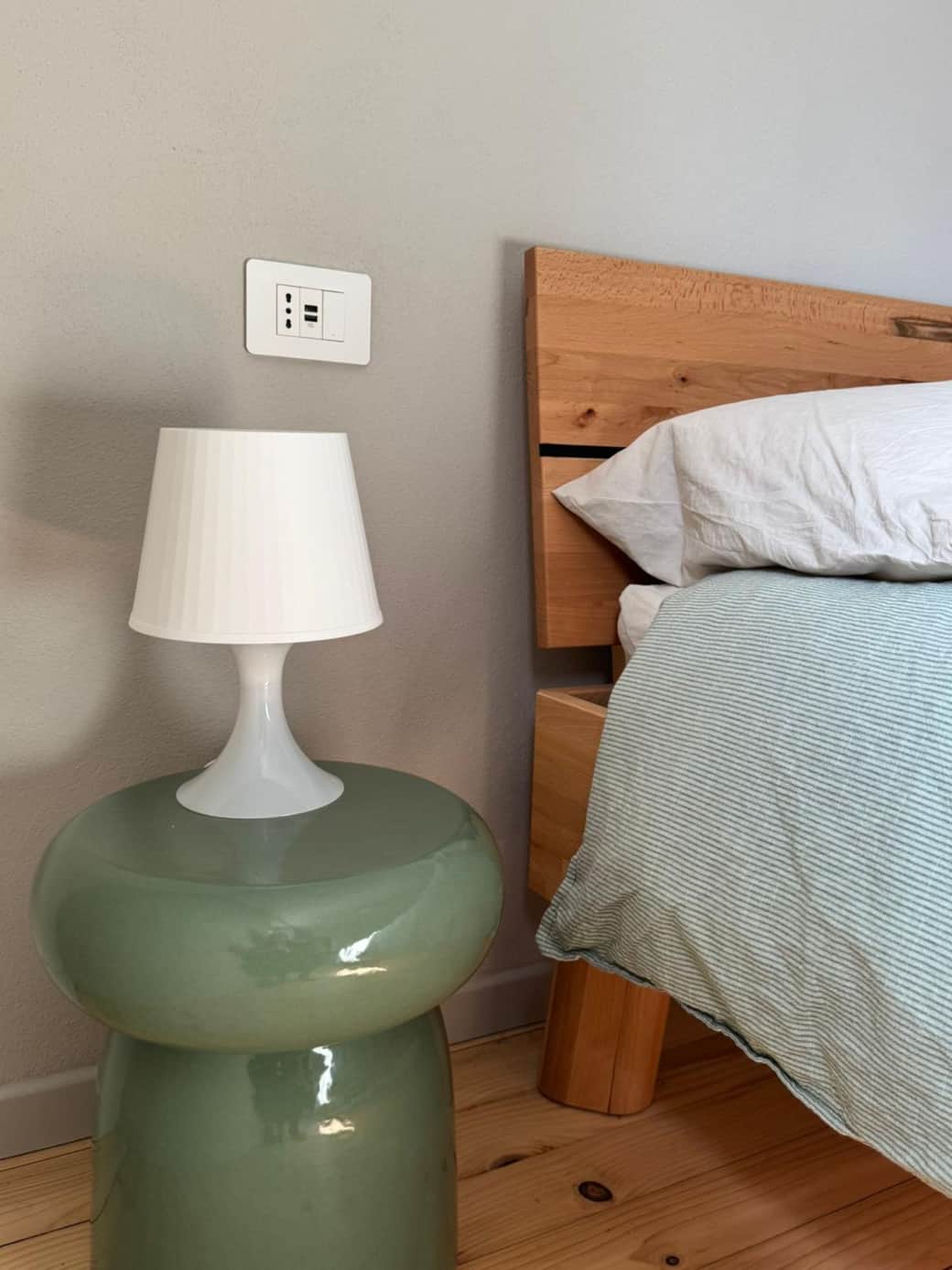 Camera da letto minimal colorata e luminosa