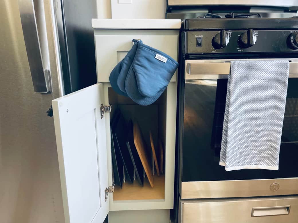 Baking sheets, cutting boards, and oven mitts-- everything you need for your next meal.