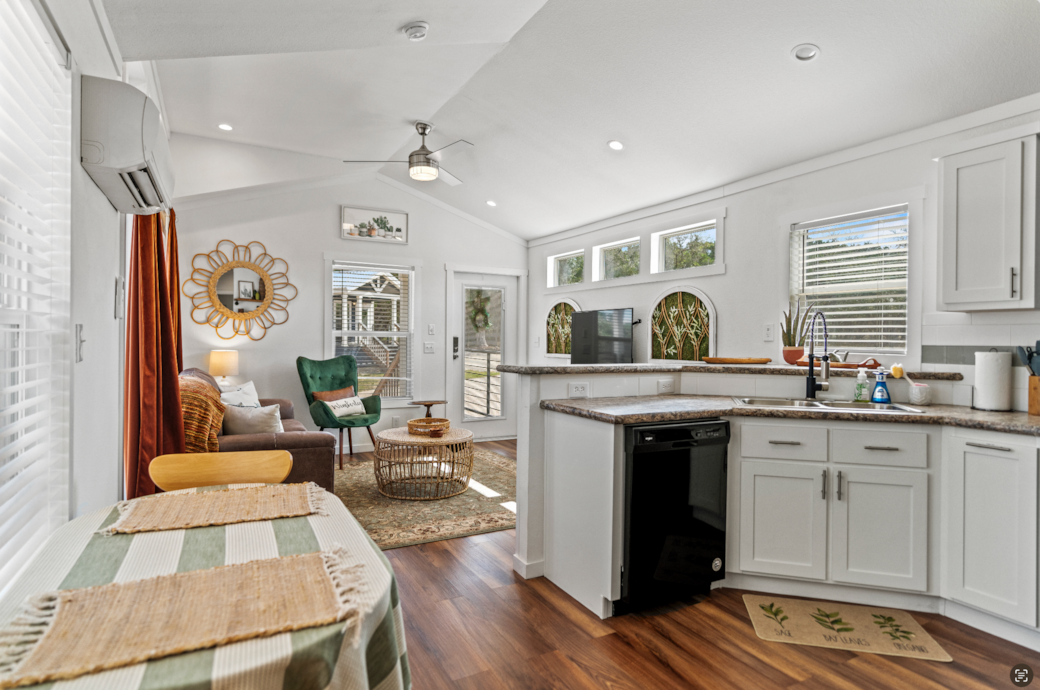 Kitchen & Dining
