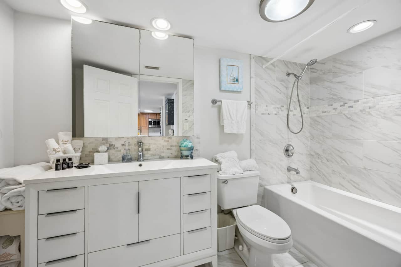 C121 Surf & Racquet - Primary Bathroom
