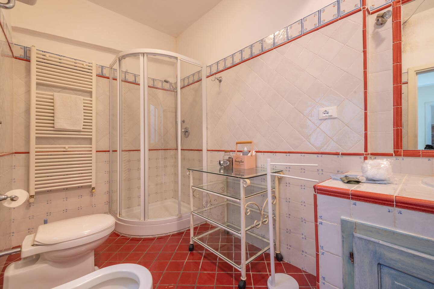 Bagno completo con box doccia