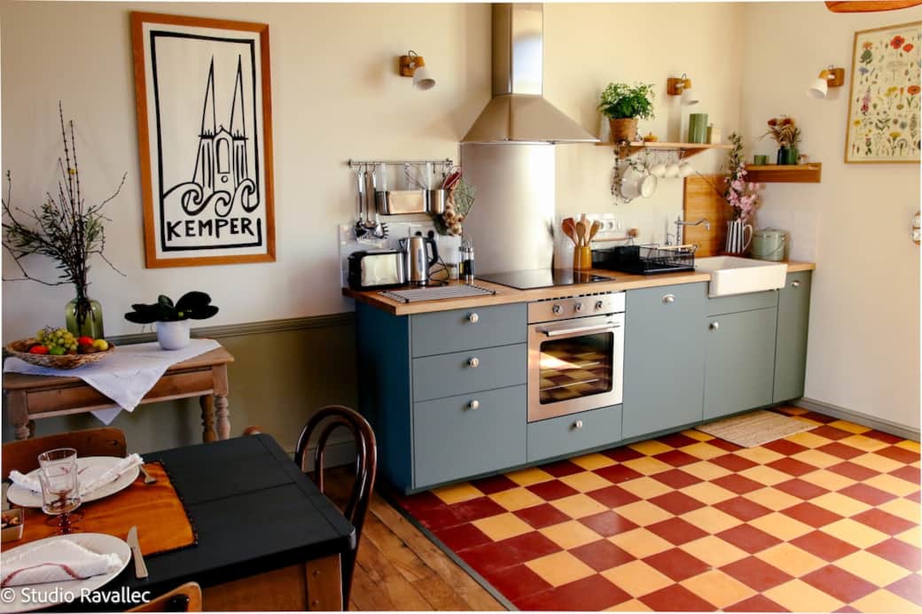 Cuisine avec équipement électroménager 