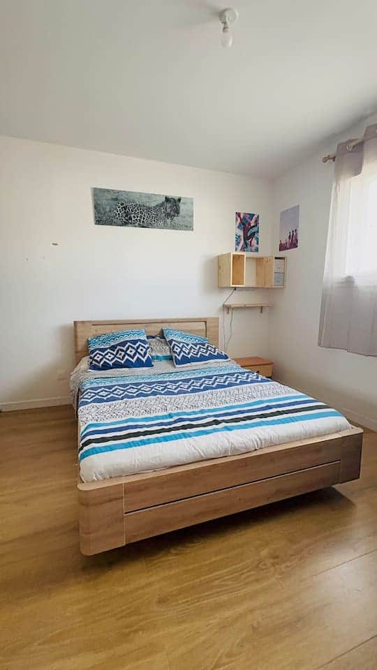 Lit double ( 140 x 180 cm ) avec dressing et bureau.