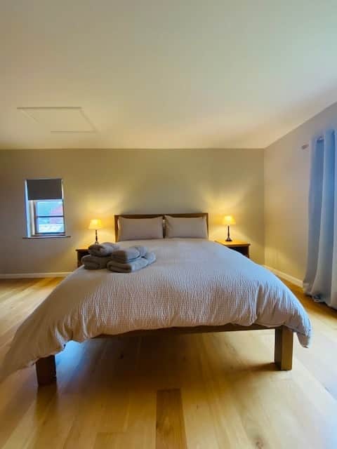 Master bedroom | King size bed | Ensuite bathroom