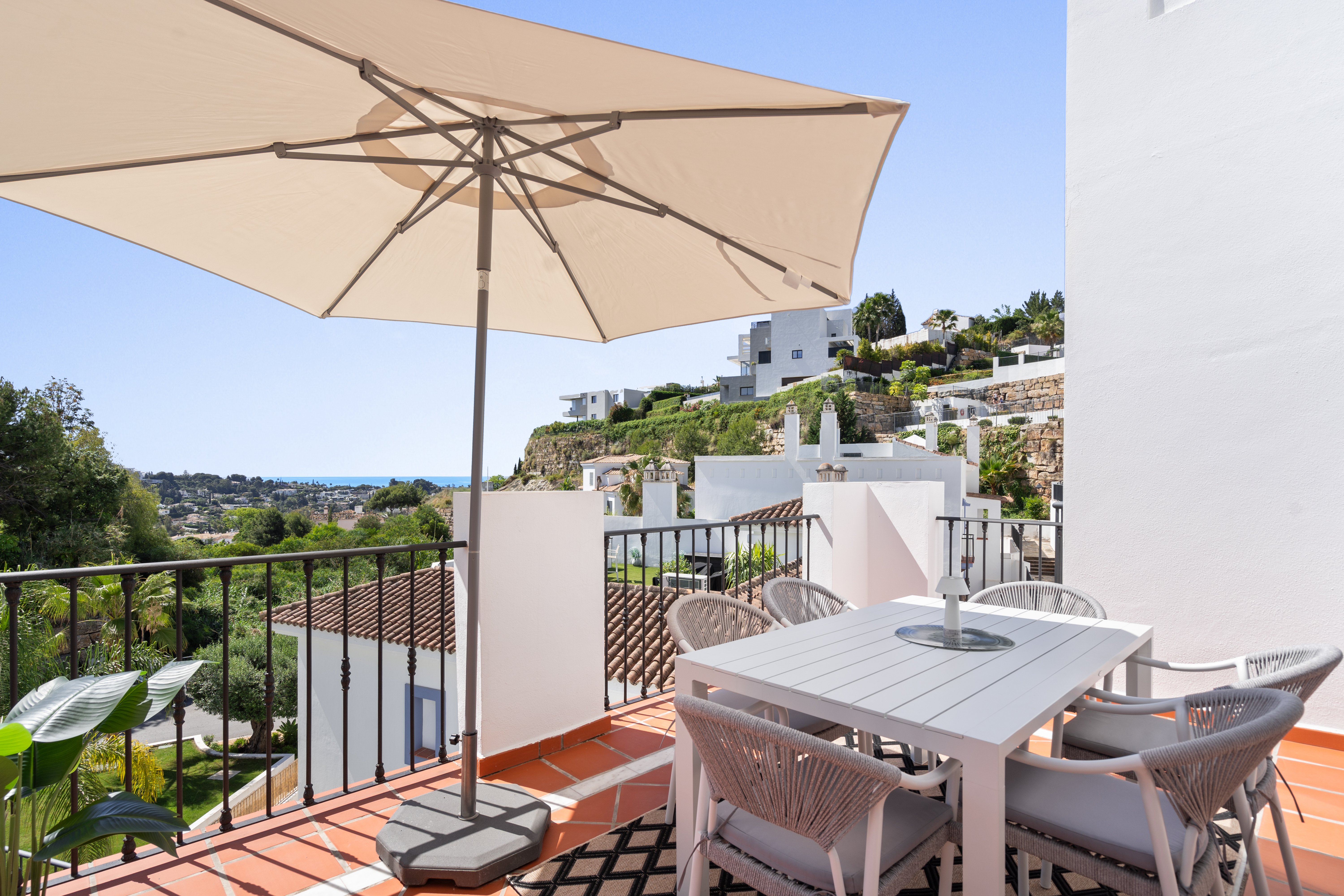 RDR563 - PH with Private Rooftop &  Sea Views