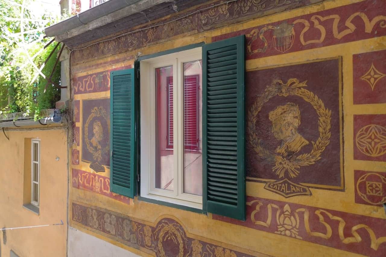 Facciata storica caratterizzata da un affresco originale, che aggiunge fascino e autenticità all’edificio, raccontando storie di epoche passate con colori e dettagli artistici unici.
