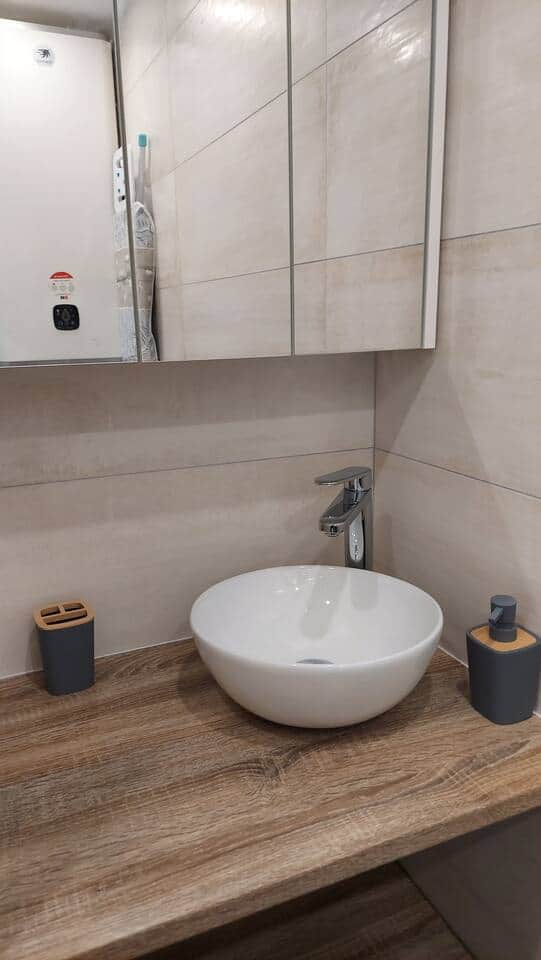 Salle d'eau avec rangement, douche, sèche serviettes, lave linge,